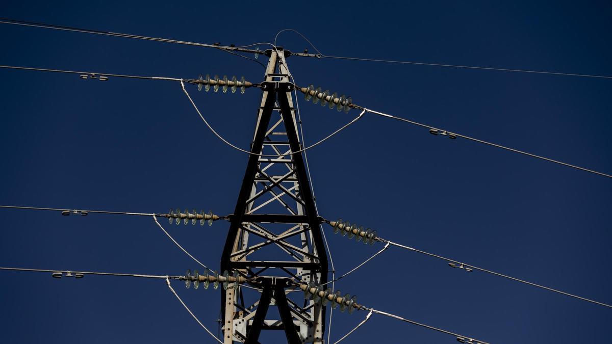 Una torre de la red de transporte de electricidad.