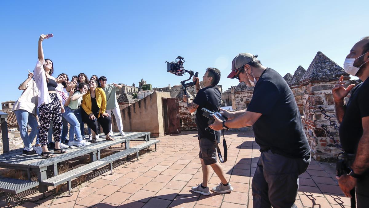 Bailarinas y bailarines, este miércoles, en la Torre de Bujaco durante el rodaje del spot para Ciudades Patrimonio.