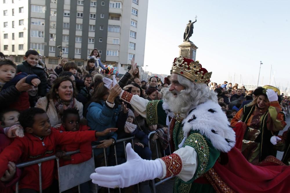 Una multitud recibe a los Reyes Magos en Gijón.