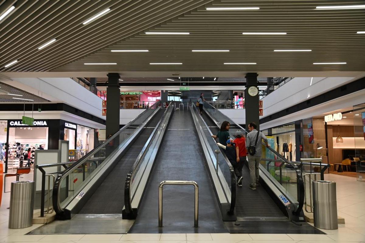 El centro comercial La Sierra recibe al público de forma extraordinaria este domingo.