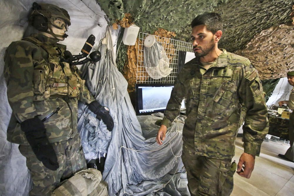 Exposición de vehículos y material militar en Orih