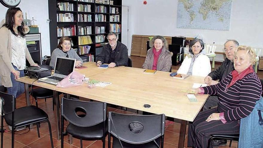 Los vecinos de Fontao asistentes al curso de inglés previo a la visita a Dobkób.