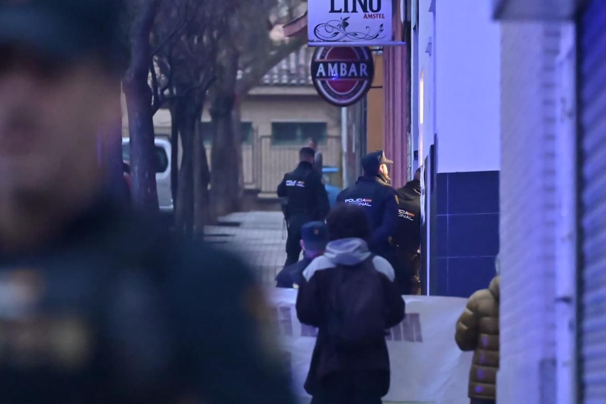 En imágenes I Los vecinos intententan paralizar el desahucio de Hamza y su familia en Torrero