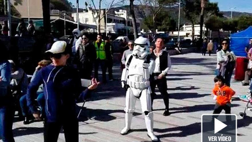 Un soldado imperial se luce bailando zumba en Calvià