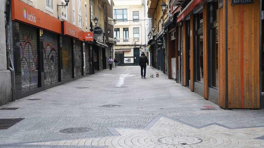 Locales comerciales cerrados y calles vacías en A Coruña en plena pandemia.