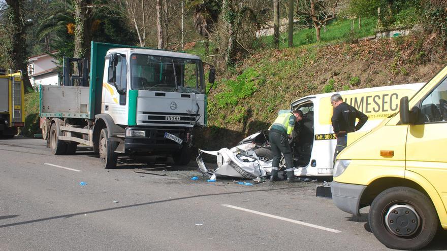 &quot;Está vivo de milagro&quot;: el relato de un espeluznante accidente de tráfico ocurrido en Llanes al chocar un camión y una furgoneta