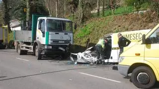 "Está vivo de milagro": el relato de un espeluznante accidente de tráfico ocurrido en Llanes al chocar un camión y una furgoneta