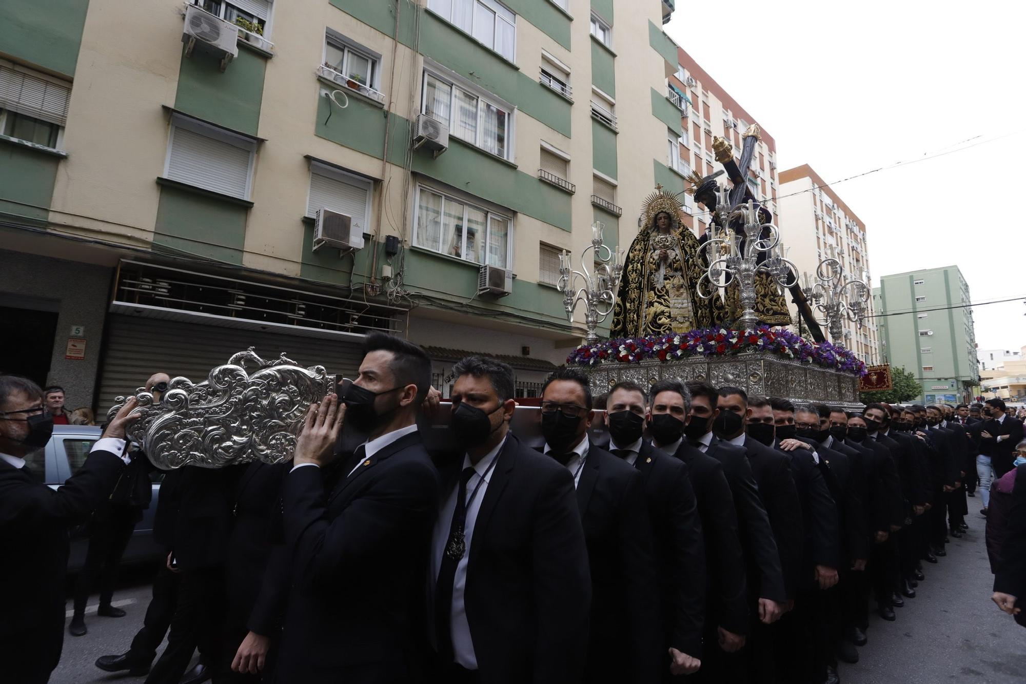 En Nueva Málaga, con más de 13 horas de procesión por delante, el Nazareno del Perdón y la Virgen de Nueva Esperanza comenzaban su peregrinación.