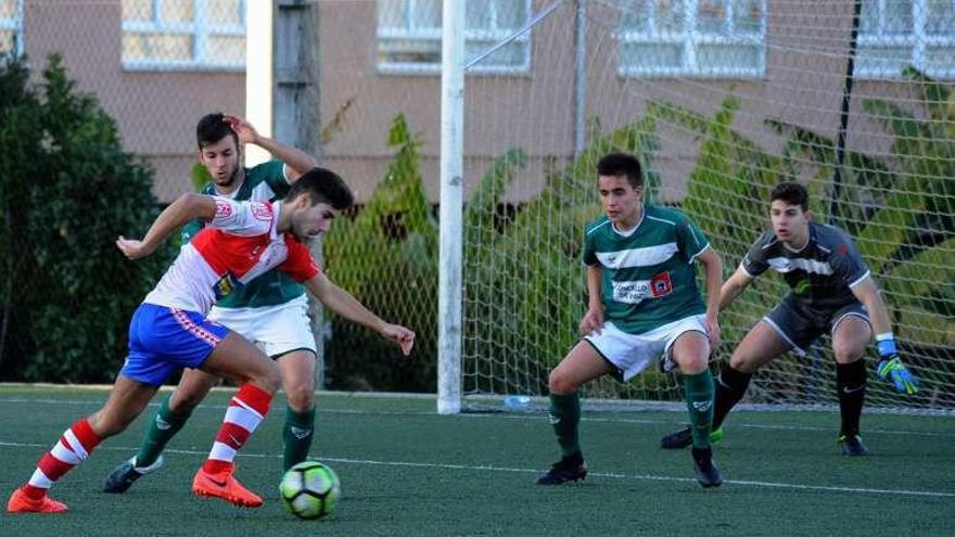 Una acción del choque de Liga Nacional entre Arosa y Coruxo. // I.A.