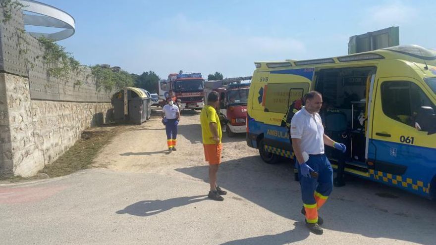 Equipos de emergencias desplegados ayer en Donón. | // FDV