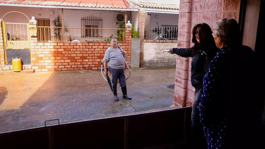 Los vecinos de las parcelaciones, en vilo mientras vigilan el río antes de la llegada de la borrasca Leonardo