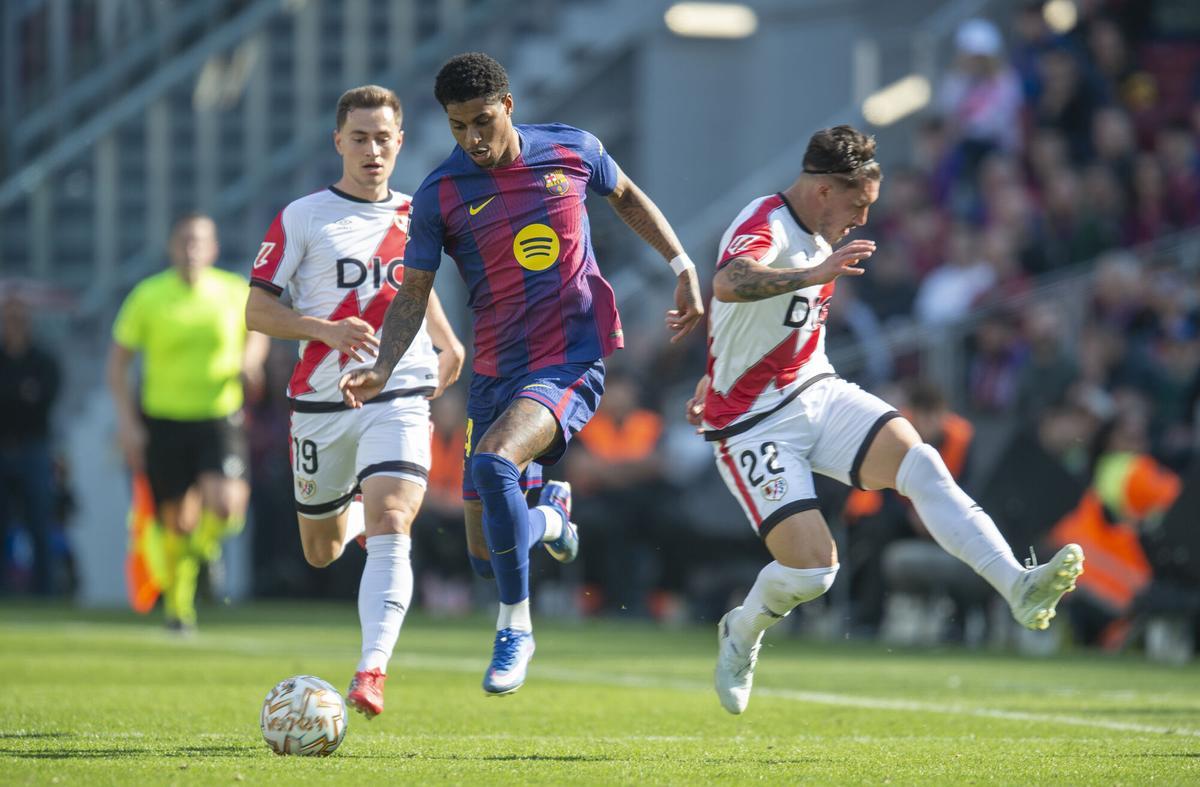 Rashford se cuela entre Pacha Espino y De Frutos en el último partido frente al Rayo Vallecano el Camp Nou.