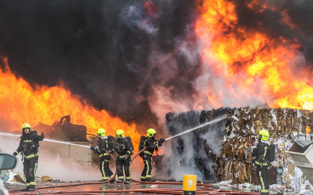 Más de una veintena de bomberos trabajaban anoche para sofocar el complicado incendio.