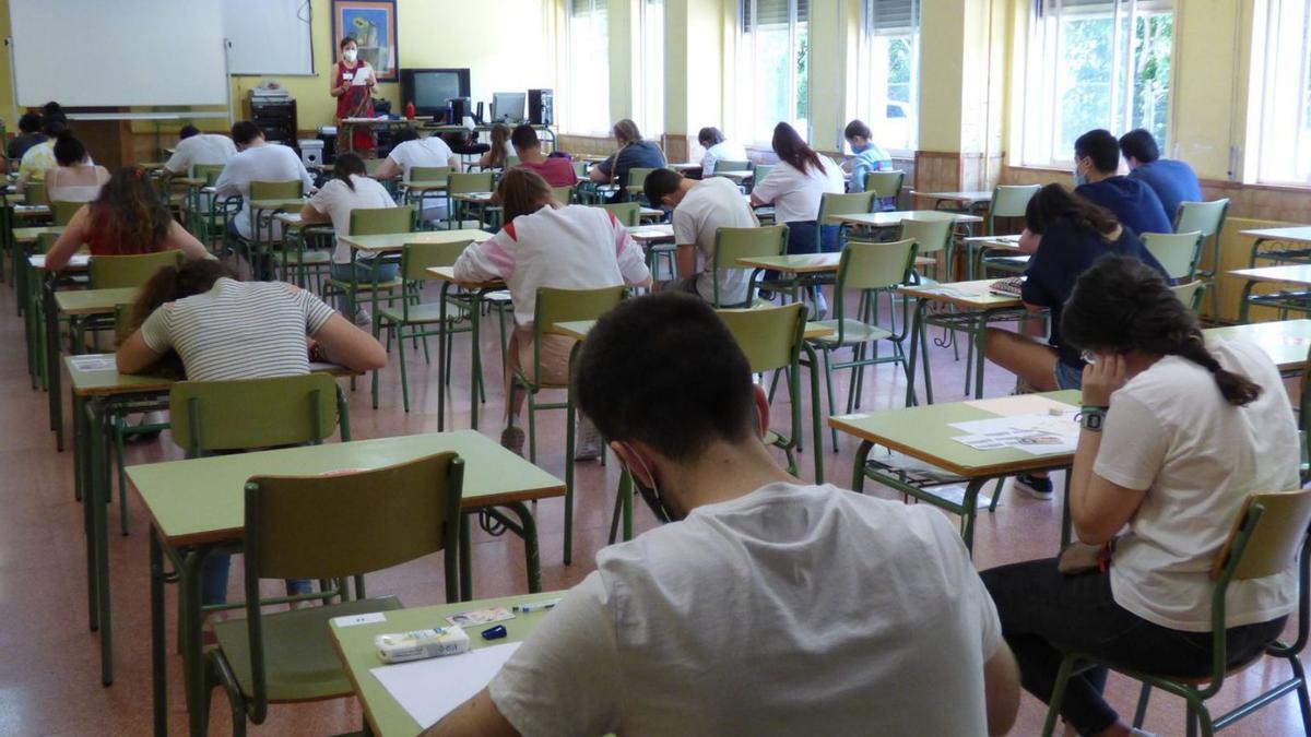 Alumnos realizan un examen de la Ebau en el curso pasado. | D. A.