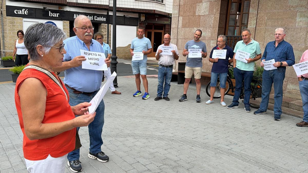 Protesta de vecinos de Llerandi (Parres) contra la destrucciòn de una laguna