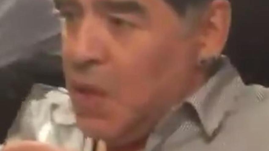 Maradona, pasado de vueltas en una fiesta en Nápoles