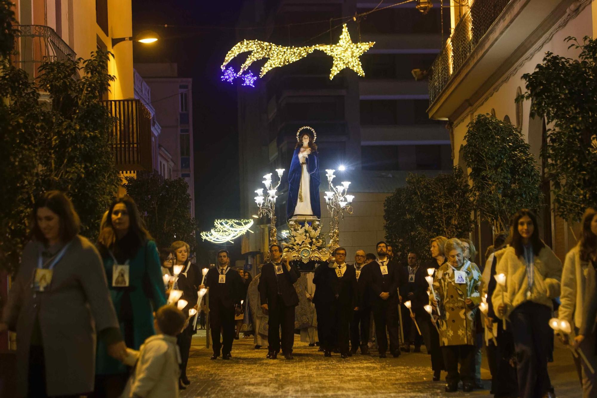 La purisimeras se vuelcan en Vila-real en la popular Festa de les Casades