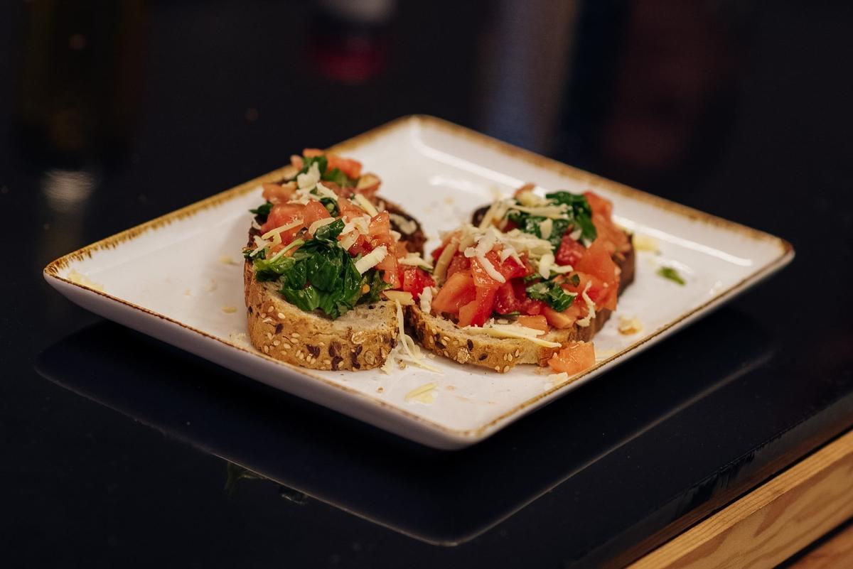 2. Bruschetta de semillas y queso D.O.P Mahón Menorca