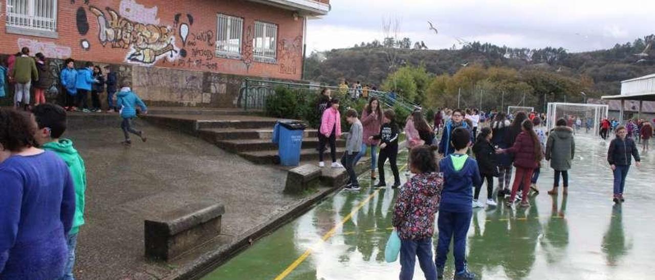 Alumnos del Celestino Montoto, ayer, a la hora del recreo.