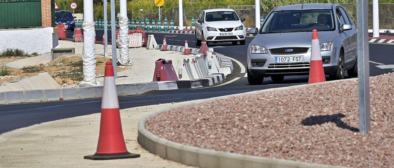 Una de las rotondas de la carretera de Santa Pola que carece de salida. |