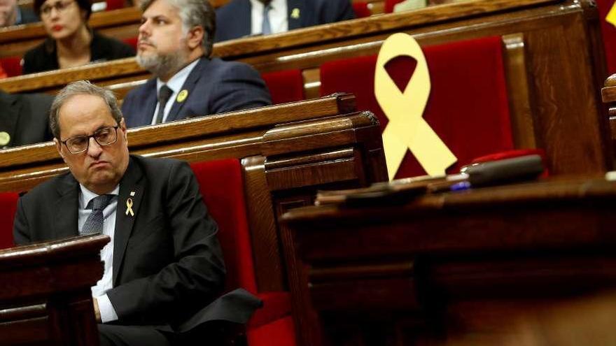 Torra, sentado en su escaño del Parlamento de Cataluña. // Efe