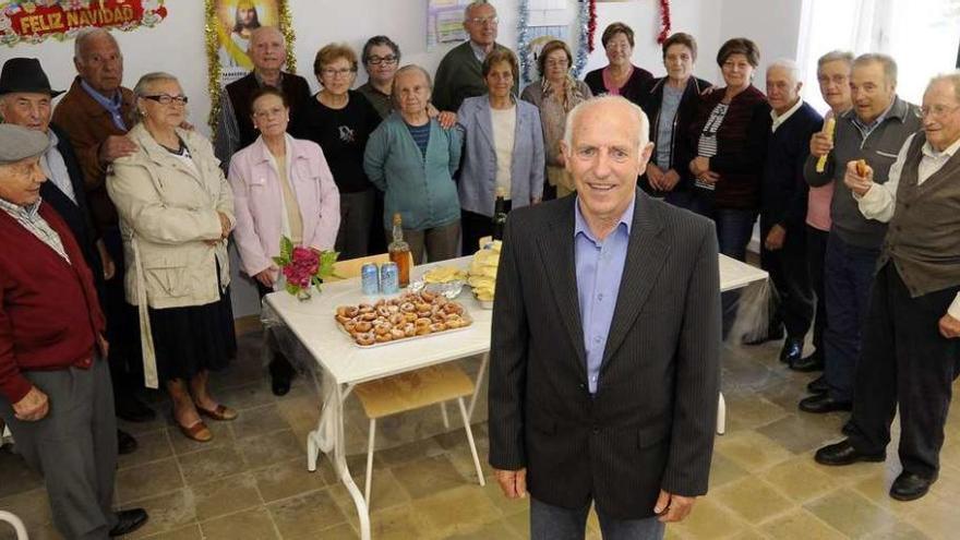 José Vence, presidente de la asociación en primer plano, con parte del colectivo. // Bernabé/Javier Lalín