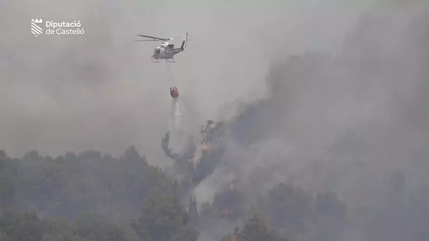 Más de 300 efectivos y 14 medios aéreos trabajan en la extinción del incendio de la Vall d'Uixò