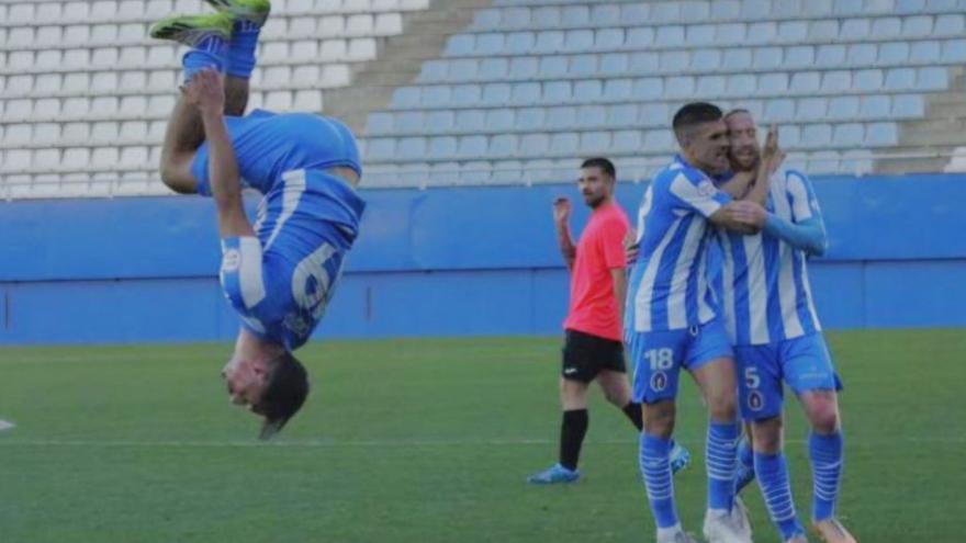 Cristo García celebra el segundo gol del Lorca Deportiva. | PRENSA LORCA DEPORTIVA