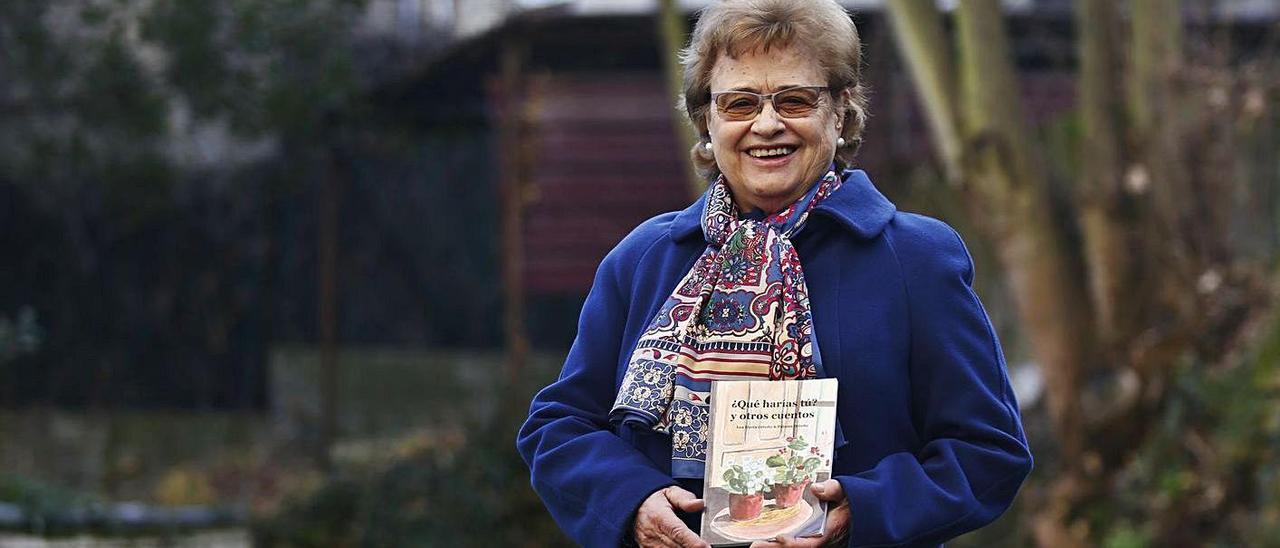Paloma Ortuño, con su libro “¿Qué harías tú?, y otros cuentos” en las manos. | Julián Rus