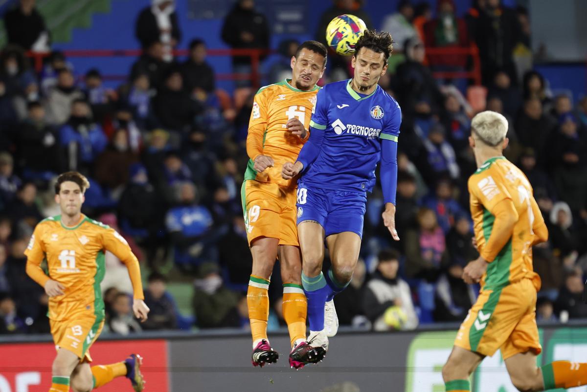 GETAFE (MADRID), 28/01/2023.- El delantero turco del Getafe, Enes Unal (2d), disputa el balón ante el defensa brasileño del Betis, Luiz Felipe, durante el encuentro correspondiente a la jornada 19 de Primera División disputado hoy sábado en el Coliseum Alfonso Pérez, en Getafe. EFE / Chema Moya.