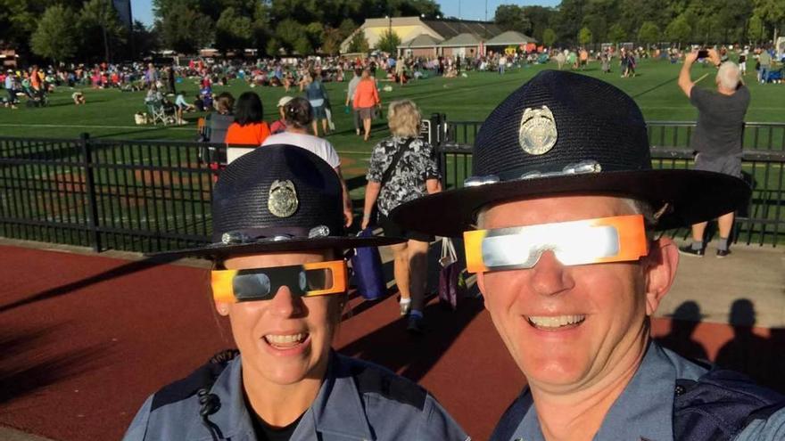 Dos policías de Oregón, con las gafas especiales