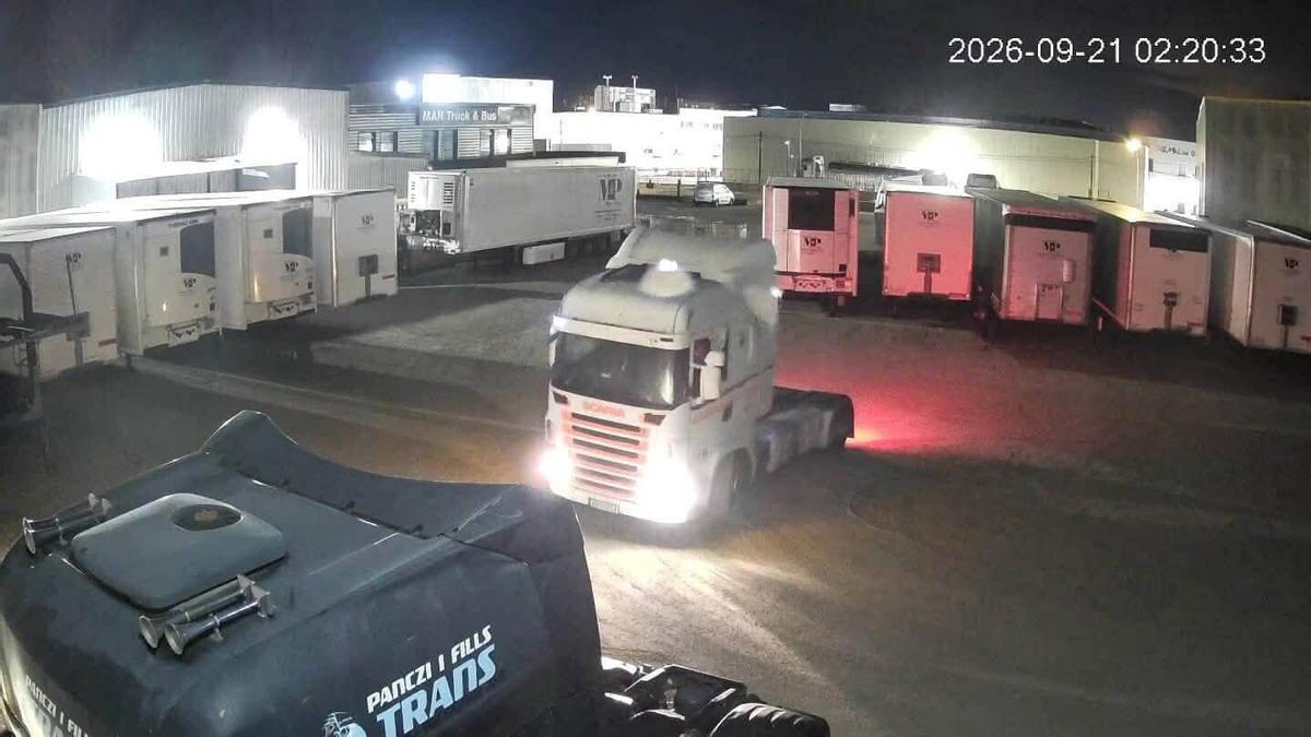 Vilamalla poligon industrial Roben un semiremolc carregat de tèxtil d’una empresa. FBMD0a000a38020000cd3d0000f16d0000377500006a7b0000d39e0000fa000100b80e0100121201007b150100a7410100