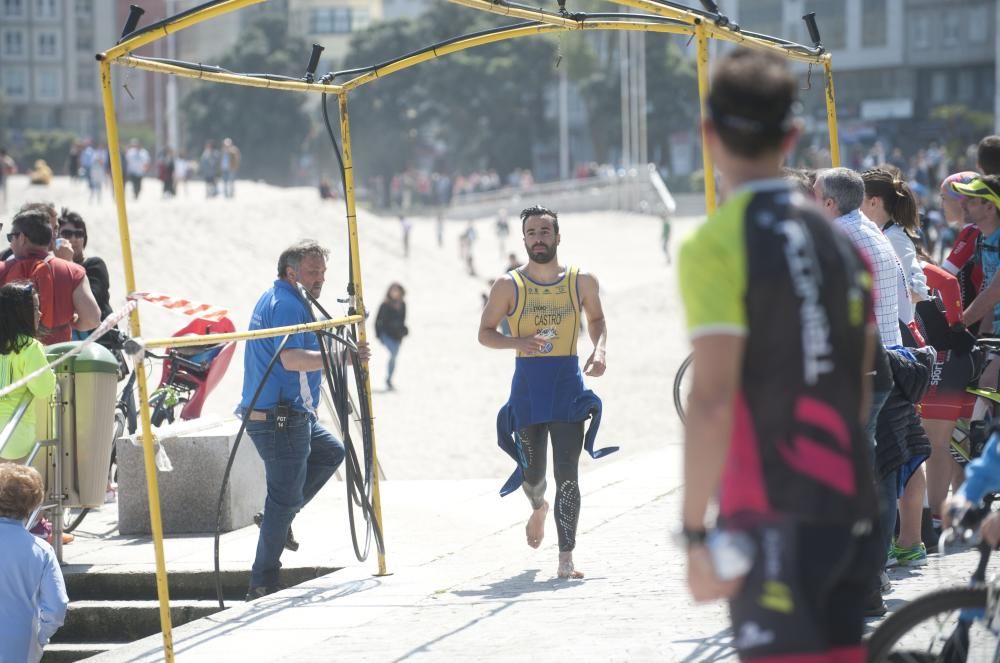 Más de 300 deportistas en el X Triatlón de Riazor