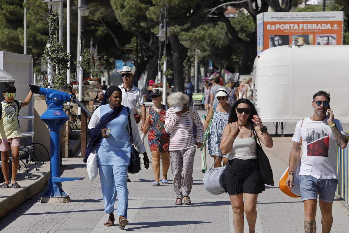 Turistes a Sant Feliu de Guíxols el passat dissabte.