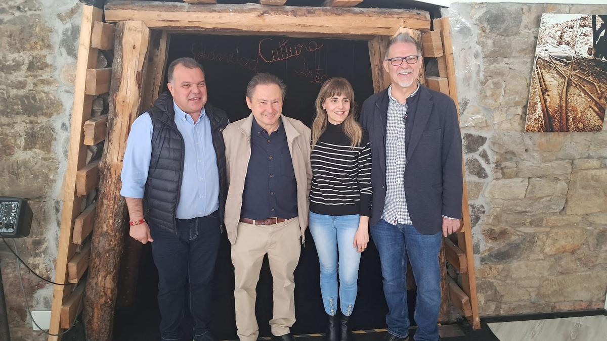 Por la izquierda, José Luis Alperi (SOMA), José Fidalgo, Greta Cortina y Fernández Natal.