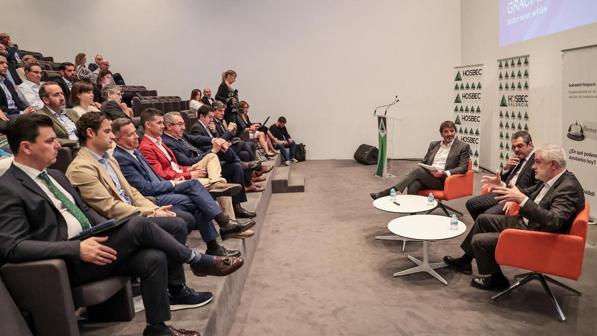 Autoridades y empresarios atienden a la exposición de expertos en el primer Investor Day de Hosbec