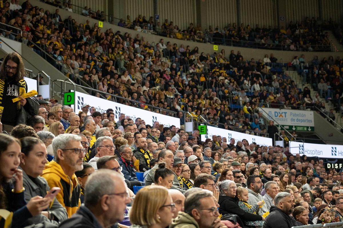 Panorámica de una de las gradas del Santiago Martín en el duelo contra el Lleida.