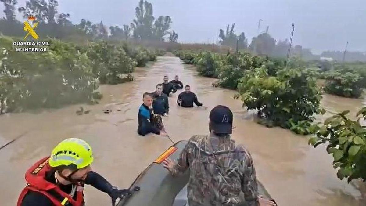 Evacuadas medio centenar de personas por la crecida del río Guadalete en Jerez