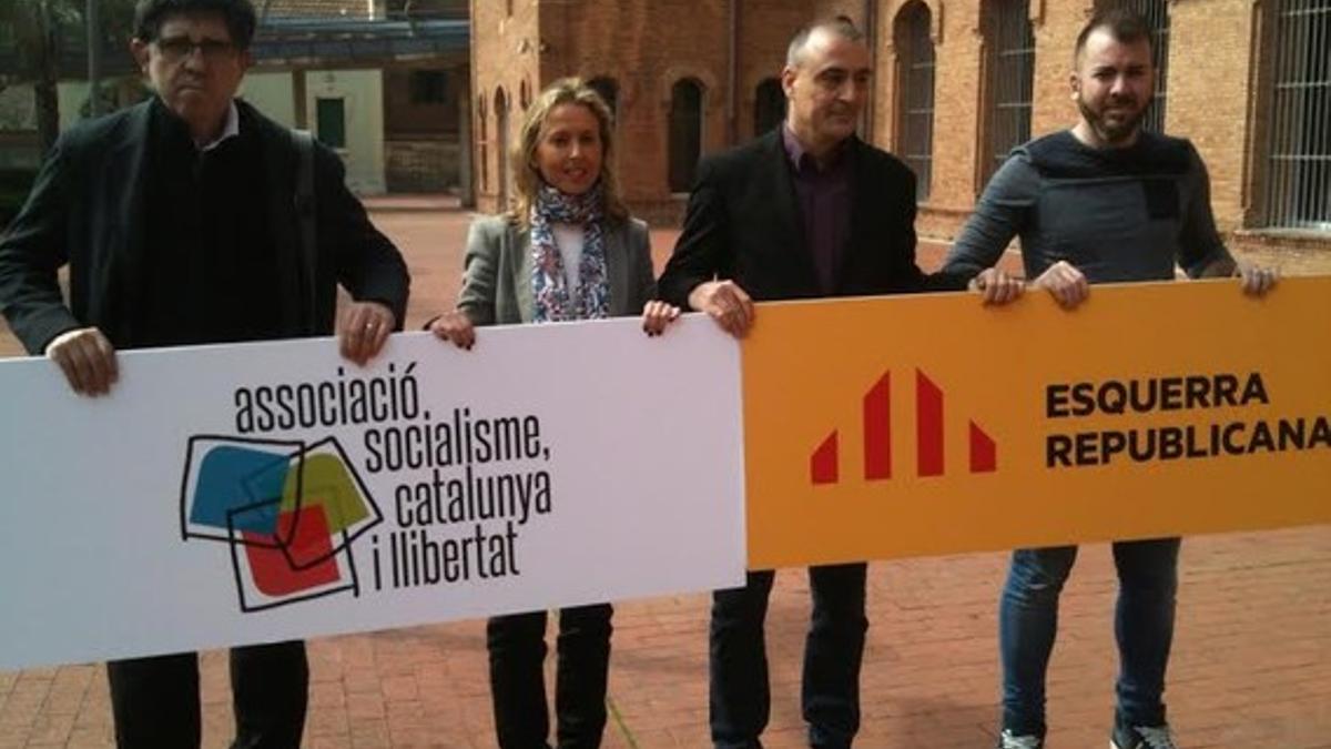 En el centro de la imagen, Antoni Garcia (ERC) y Sílvia Egea (SOCALLI) con representantes municipales de las dos entidades durante la presentación del compromiso electoral.
