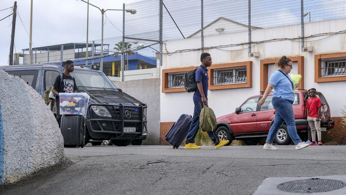 Traslado de menores migrantes asilados a las instalaciones del Canarias 50 en La Isleta