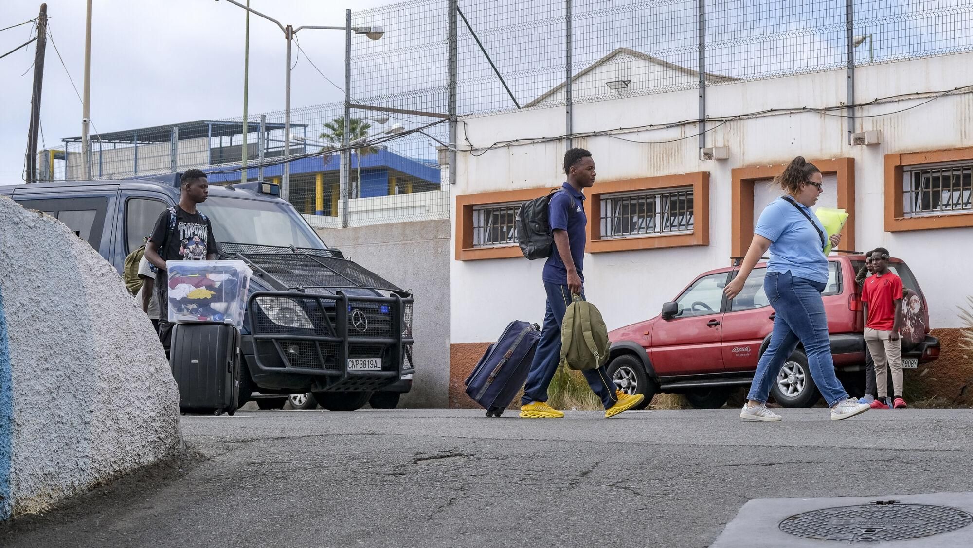 Traslado de menores migrantes asilados a las instalaciones del Canarias 50 en La Isleta