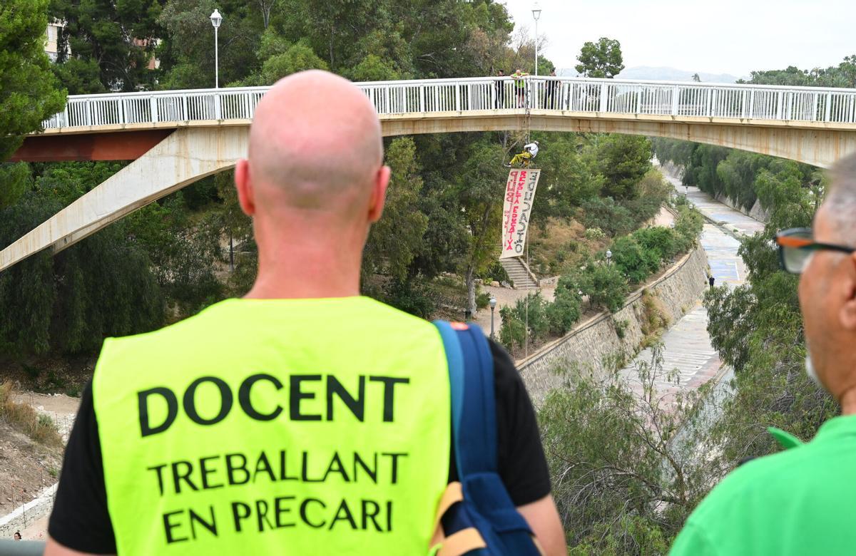 ELCHE. UN PROFESOR DEL IES LA TORRETA SE CUELGA DE UN PUENTE COMO PROTESTA PARA PEDIR RETOMAR LAS NEGOCIACIONES CON EL PRESIDENT DE LA GENERALITAT JUANFRAN PEREZ LLORCA, HUELGA EDUCACION, ACTO REIVINDICATIVO, PASARELA, POLICIA, BOMBEROS, INSTITUTO, FORMACION PROFESIONAL, FP