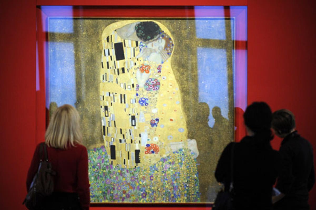 Els visitants d’una exposició d’art al Palau Belvedere de Viena (Àustria) observen el quadro El petó de Gustav Klimt.