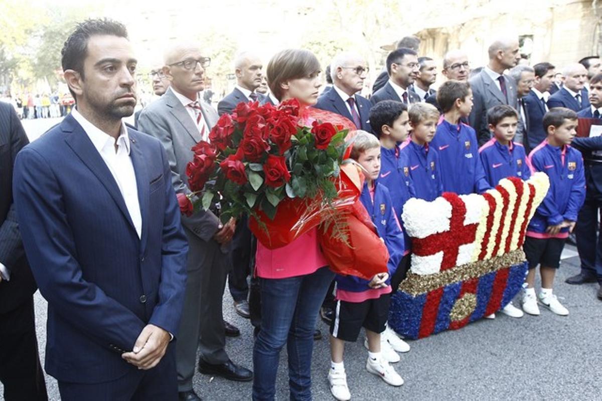 La comitiva del FC Barcelona realiza la ofrenda floral al monumento de Rafael Casanova.