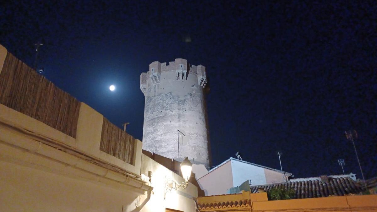 La Torre de Paterna permanecía iluminada en la madrugada del jueves la viernes.