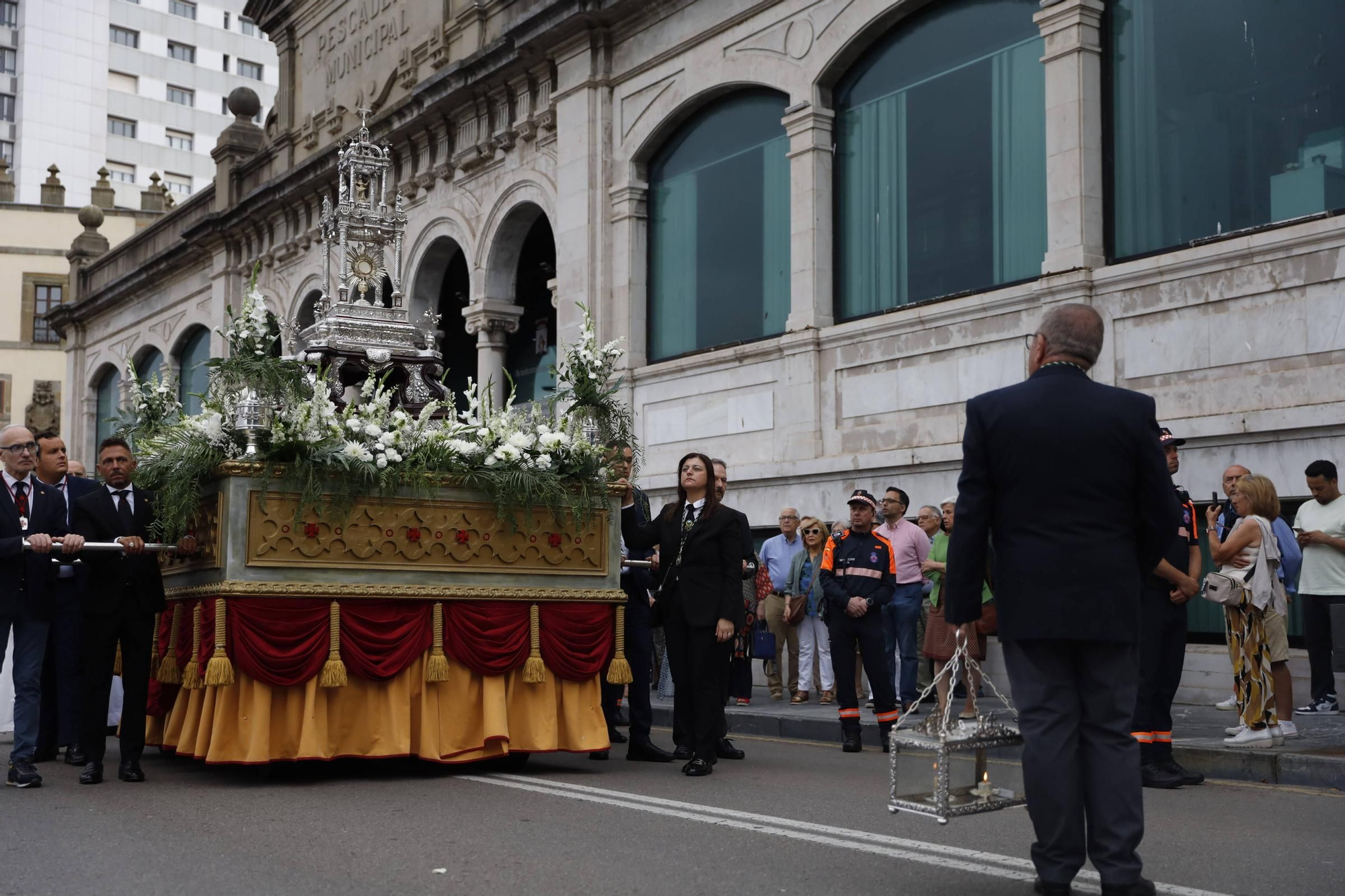 Pétalos, incienso, niños... así fue la procesión del Corpus Christi en Gijón (en imágenes)