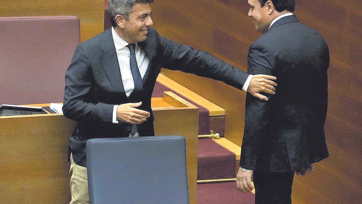 Carlos Mazón felicita a Juanfran Pérez Llorca el día de la investidura de este.