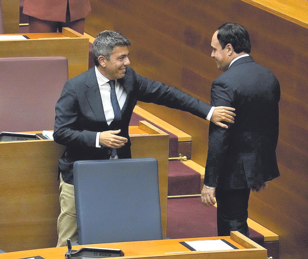 Carlos Mazón felicita a Juanfran Pérez Llorca el día de la investidura de este.