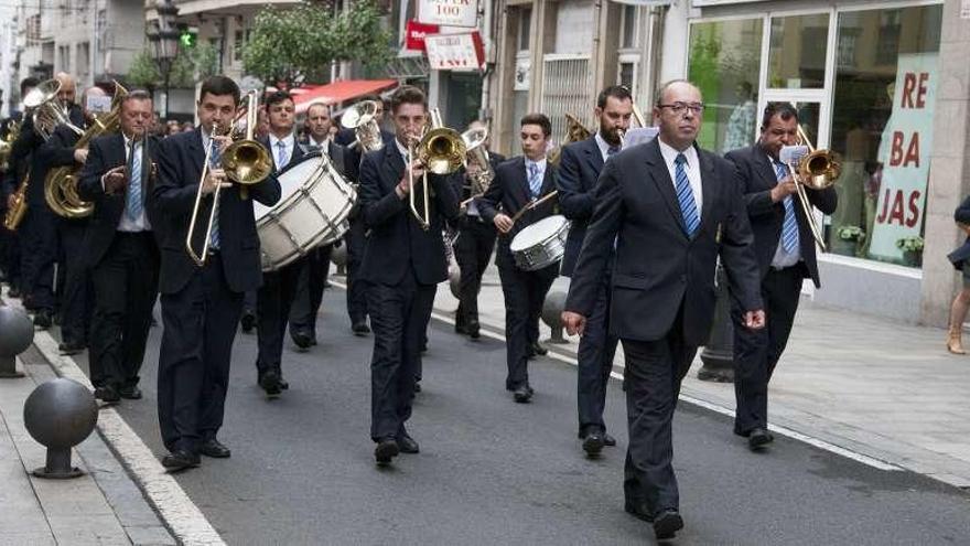 Comesaña, al frente de la Banda Municipal durante las fiestas de San Paio. // Bernabé/Cris M.V.