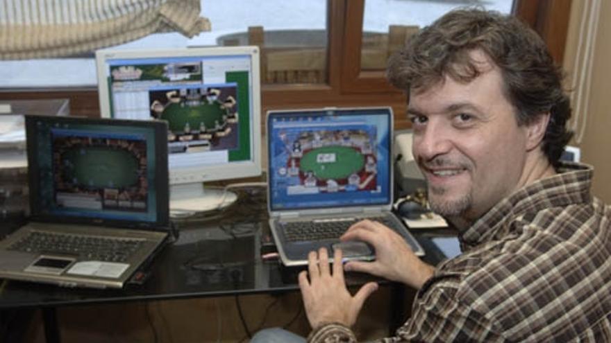 Juan Carlos Barros, jugando al póquer por internet.